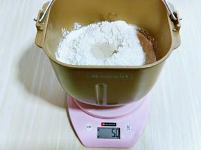 最后在面粉的顶端挖个小洞，加入酵母粉，再用旁边面粉把酵母粉盖起来！