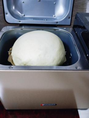 发酵好的面团，已经满桶。