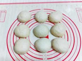 取出排气，分割成等份的小面团，每个小面团约82g，盖上保鲜膜松弛10分钟。