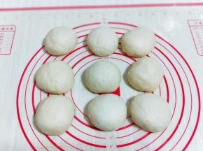 取出排气，分割成等份的小面团，每个小面团约82g，盖上保鲜膜松弛10分钟。