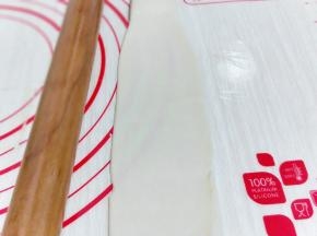 再次用擀面杖擀长舌状。