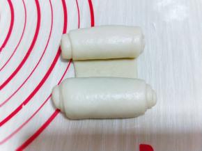 从两头往中间卷起，也就是上下两端往中间卷，如图。