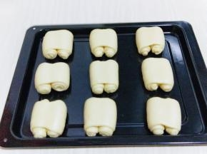 依次做完，放入烤盘中。（如果不是不粘烤盘，需要垫一张油纸）