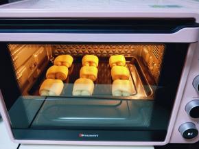 入烤箱二次发酵，天冷的话可以放一碗热水，二次发酵时间约为30分钟。