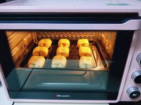 入烤箱二次发酵，天冷的话可以放一碗热水，二次发酵时间约为30分钟。