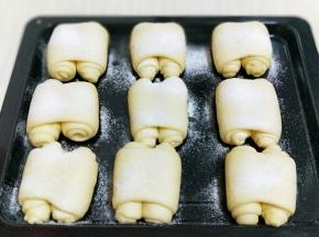 发酵至原来的1.5倍大小时取出烤盘，筛上一层薄薄的高筋面粉。