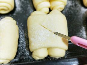 用锋利的刀划上纹路，首先从左上往右下划一刀，如图。