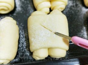 用锋利的刀划上纹路，首先从左上往右下划一刀，如图。