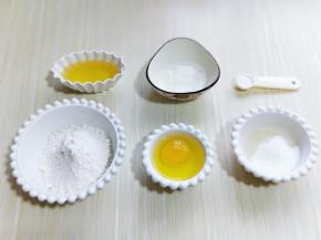 准备食材并称重。