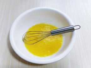 鸡蛋倒入大口器具中，加入细砂糖，用手动打蛋器，打至均匀。