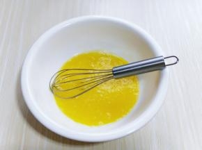 鸡蛋倒入大口器具中，加入细砂糖，用手动打蛋器，打至均匀。
