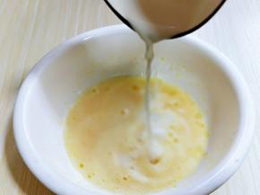 加入纯牛奶，充分搅拌融合！