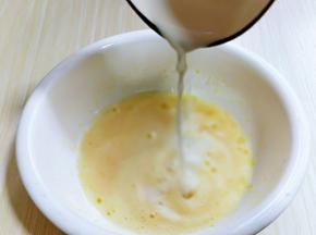 加入纯牛奶，充分搅拌融合！