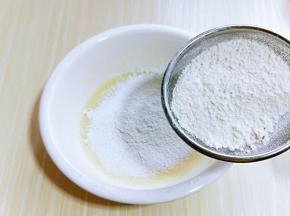 低筋面粉，泡打粉过细筛。