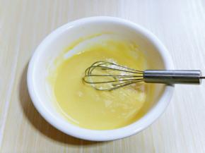 用手动打蛋器轻轻打至均匀，至无干粉！