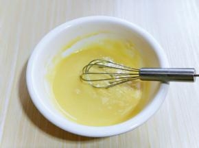 用手动打蛋器轻轻打至均匀，至无干粉！