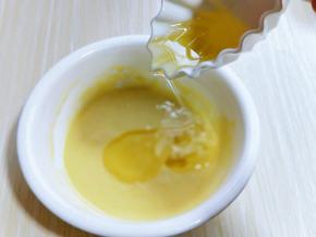 加入玉米油，（黄油也可以，需要提前隔水融化为液体）