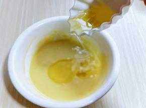 加入玉米油，（黄油也可以，需要提前隔水融化为液体）