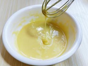 再次用手动打蛋器拌均匀，光泽，细腻的面糊完成。