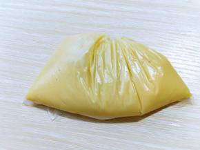 装入裱花袋中，放冰箱冷藏室1小时。（我的裱花袋用完来，所以用食品袋来代替）