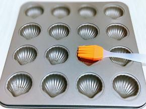 模具中刷上一层薄薄的玉米油。