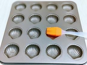 模具中刷上一层薄薄的玉米油。