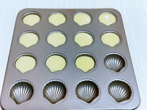 取出装有面糊的裱花袋略回温，挤入模具中7分满即可。