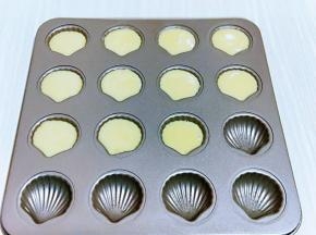 取出装有面糊的裱花袋略回温，挤入模具中7分满即可。