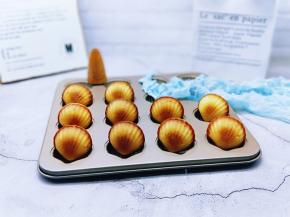 烤好后戴上隔热手套，取出烤盘。