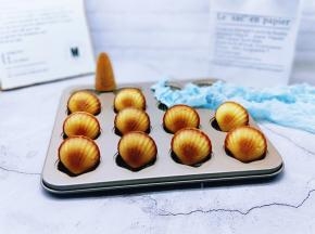 烤好后戴上隔热手套，取出烤盘。