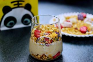 上面再铺上厚厚的乳酸菌麦片。