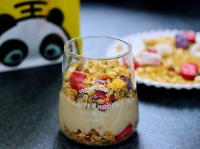 上面再铺上厚厚的乳酸菌麦片。