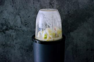 把所有的食材都放好以后，盖上盖子。