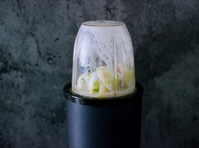 把所有的食材都放好以后，盖上盖子。