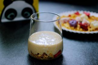 再倒入1/3的奶香味的无花果酸奶。