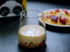 再倒入1/3的奶香味的无花果酸奶。