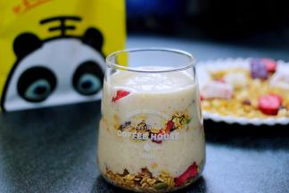 上面继续倒入适量的无花果酸奶。