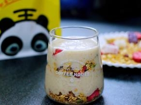 上面继续倒入适量的无花果酸奶。