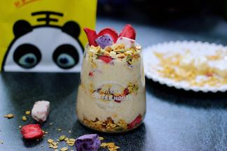 最后上面再撒上一层乳酸菌麦片即可开始享用咯……