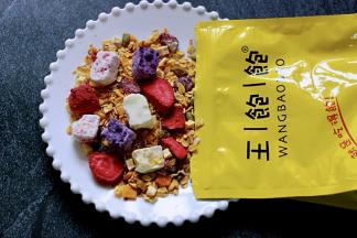 取一个盘子倒出王饱饱乳酸菌麦片。