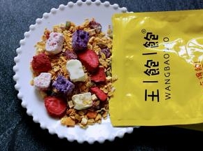 取一个盘子倒出王饱饱乳酸菌麦片。