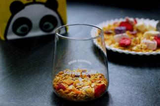 取一个杯子，底下先铺上一层厚厚的乳酸菌麦片。