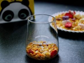 取一个杯子，底下先铺上一层厚厚的乳酸菌麦片。