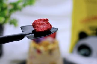 再来一个冻干草莓，这个季节能吃上草莓真心好满足哟。