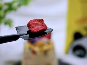 再来一个冻干草莓，这个季节能吃上草莓真心好满足哟。