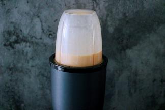 启动电源后，把食材打成细腻光滑的泥状态。