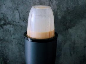 启动电源后，把食材打成细腻光滑的泥状态。