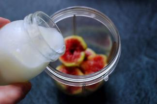 然后打入一瓶自制酸奶，也可以换成买的酸奶。