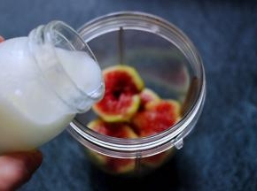 然后打入一瓶自制酸奶，也可以换成买的酸奶。