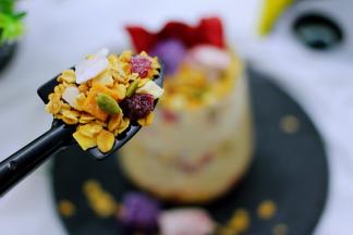 来一勺乳酸菌麦片，口感丰富又香甜酥脆。